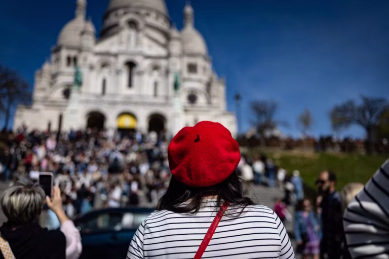 À Paris, les résidents soulignent l&rsquo;« impensé du tourisme » face à la hausse des visiteurs.