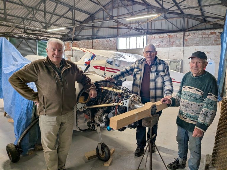 Des passionnés fabriquent des avions à la main dans la Manche avec un moteur de Citroën C3.