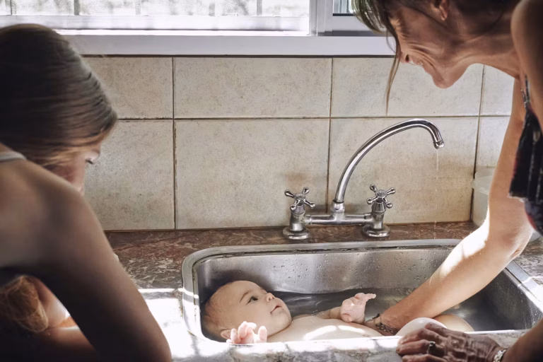Naissance d&rsquo;un enfant : la grand-mère maternelle arrive avec des bodys et un tire-lait