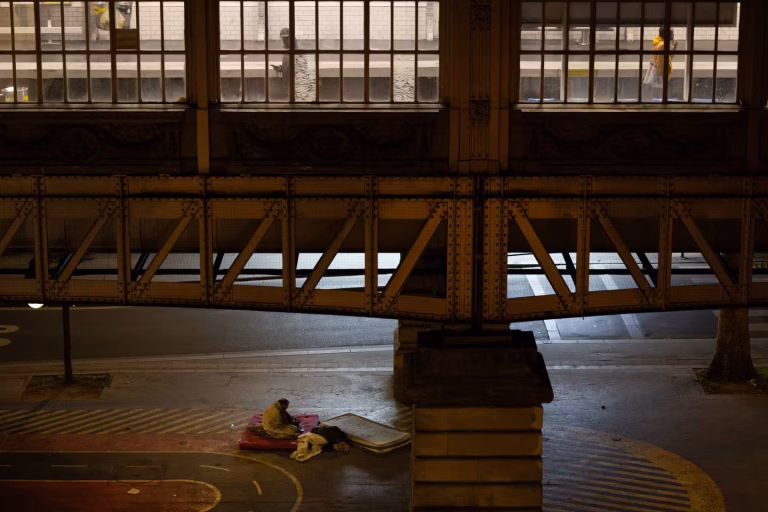 La Mairie de Paris demande le plan Grand Froid face à la vague hivernale, l&rsquo;État répond mobilisé.