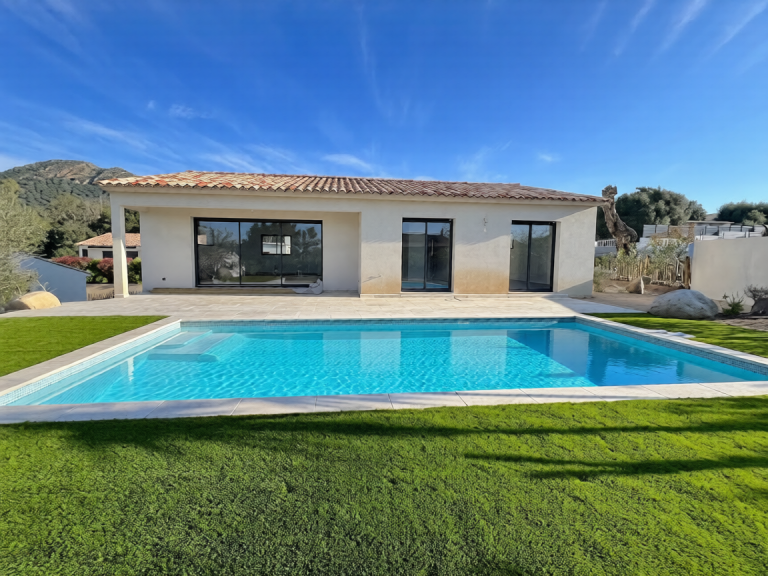 Villa T-4 neuve avec piscine à Ste Lucie de Porto-Vecchio, à proximité de la plage de Fautéa.