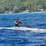 Keith Vernaudon remporte la Varua Hoe, une course de pirogues traditionnelles à Tahiti.