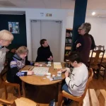 Les seniors se retrouvent pour un café au Goût des autres à Paris, favorisant les échanges intergénérationnels.