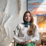Deauville : Clara Rivault réalise un vitrail pour le cinquième anniversaire des Franciscaines.