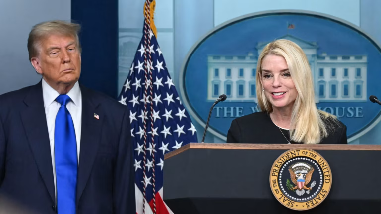Pam Bondi limogée par Donald Trump après sa gestion controversée de l&rsquo;affaire Epstein