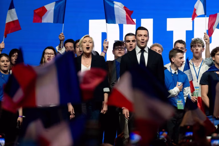 Le Rassemblement national modifie son programme économique depuis 15 ans en réponse aux évolutions sociales.
