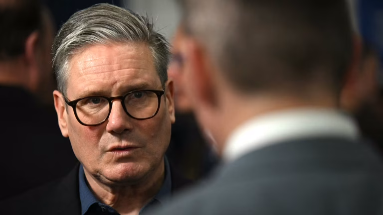 Affaire Starmer : un texto gênant exacerbe les divisions au sein du gouvernement britannique.