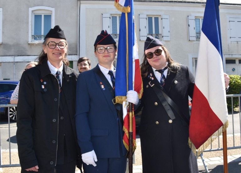 Jean-Lou Chevallier décoré de la Croix du combattant lors de la commémoration du 8-Mai à Conlie.