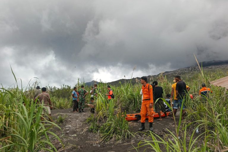 Indonésie : éruption volcanique fait trois morts, plusieurs blessés et disparus