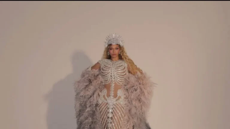 Beyoncé fait un retour spectaculaire au Met Gala avec une robe squelette en diamants