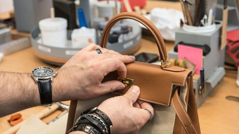 Hermès ouvre une nouvelle manufacture d&rsquo;accessoires en métal à Champigny, France.