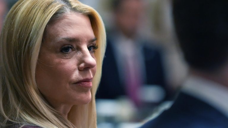 Trump limoge Pam Bondi, ministre de la Justice, en charge du dossier Epstein.