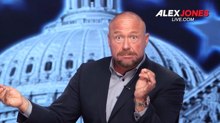 Alex Jones : le parcours d’un influent complotiste américain