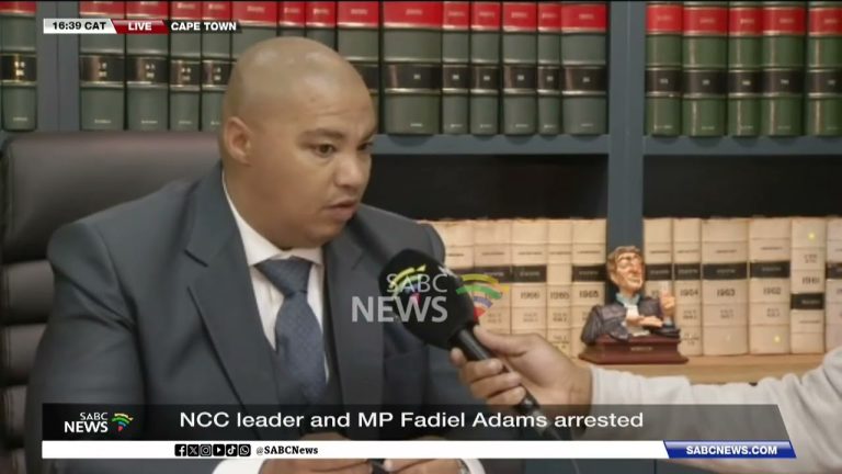 Arrestation de Fadiel Adams, leader du NCC, confirmée par son avocat lors d'une conférence de presse.