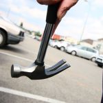 Conflit de voisinage : attaque au marteau et au couteau devant des enfants.