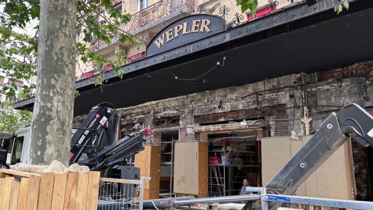 Travaux à la place de Clichy : la brasserie Wepler rénovée dans un style traditionnel français.