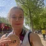 Alice Braham établit un nouveau record britannique du marathon chez les femmes de plus de 50 ans.