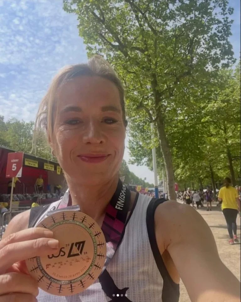 Alice Braham établit un nouveau record britannique du marathon chez les femmes de plus de 50 ans.