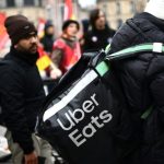 Livreurs Uber Eats et Deliveroo en France demandent la transparence des algorithmes de rémunération.