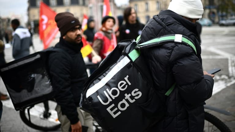 Livreurs Uber Eats et Deliveroo en France demandent la transparence des algorithmes de rémunération.
