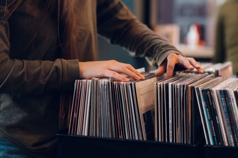 À Paris, une nouvelle génération de passionnés de vinyles se forme et redynamise le marché.