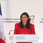 Eléonore Caroit présente les priorités du G7 développement lors de la conférence à Paris.