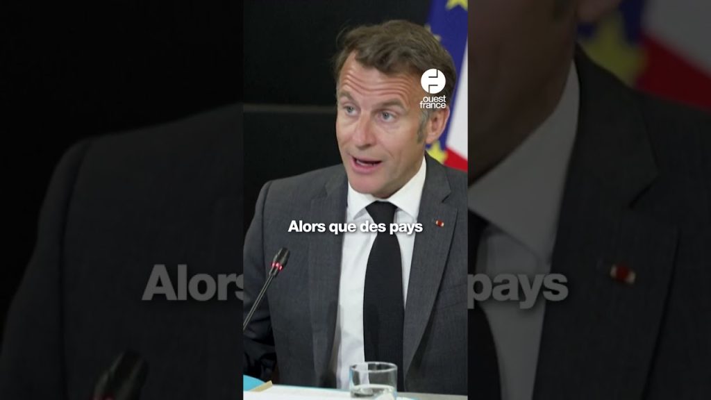 Emmanuel Macron dénonce l'écologie comme cible des extrêmes lors d'un discours.
