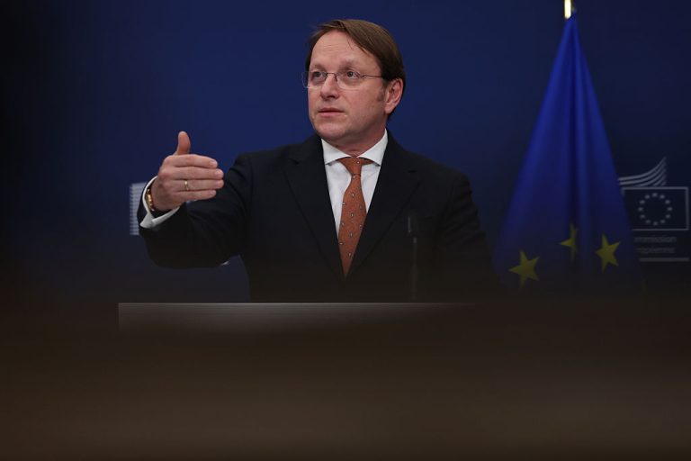 La Commission européenne clôt l&rsquo;enquête sur Várhelyi sans poursuites pour espionnage.