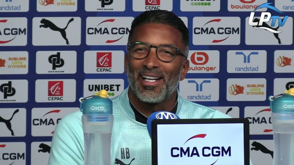 Habib Beye dénonce les mensonges sur le vestiaire lors d'une conférence de presse.