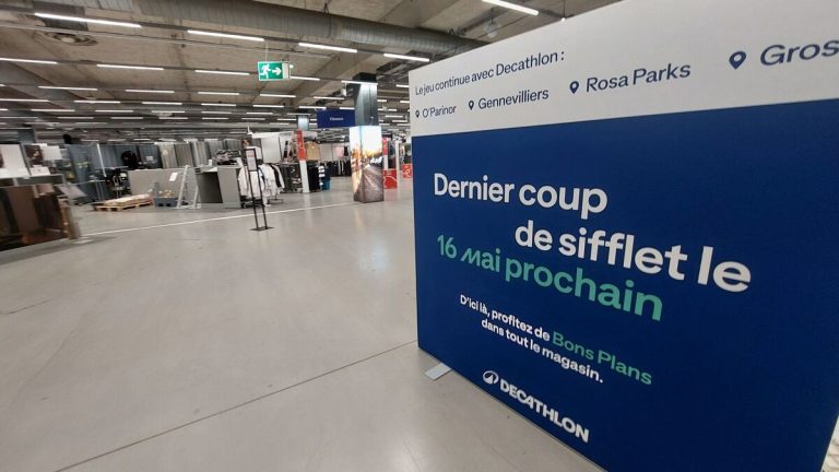 Fermeture du Decathlon Stade de France à Saint-Denis : rayons vides et magasin déserté.