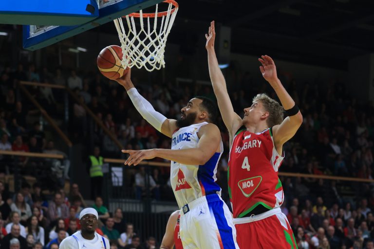 Basket : Les Bleus s&rsquo;imposent face à la Hongrie et prennent la tête de leur groupe.