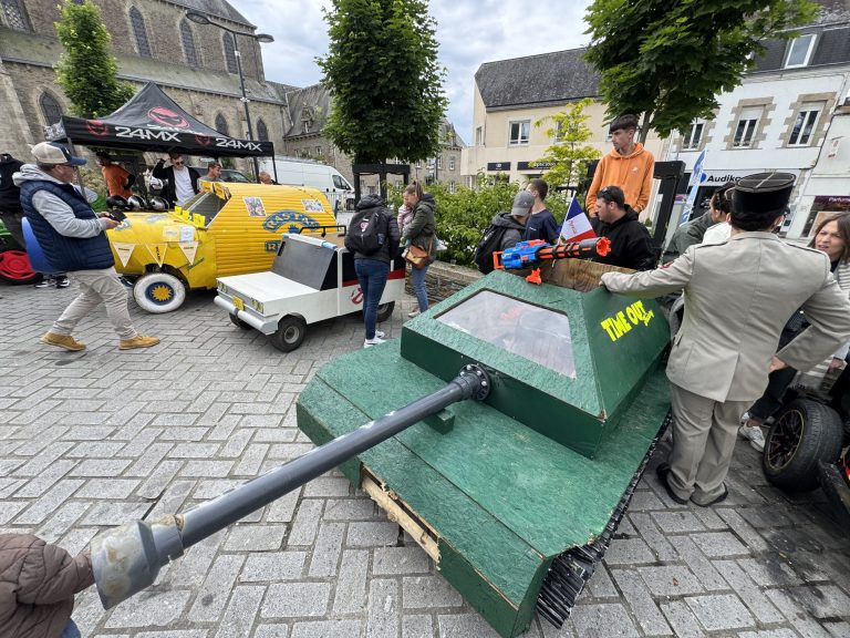 Première course de caisses à savon à Ploërmel : le centre-ville attire les participants et les spectateurs.