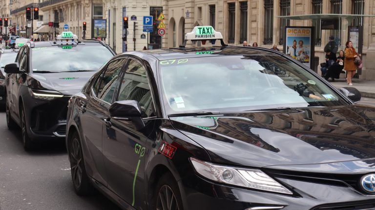 G7 réduit le nombre de taxis et électrifie sa flotte à Paris.