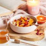Porridge vitaminé à l&rsquo;orange sanguine et grenade : une option saine pour le petit déjeuner en France.