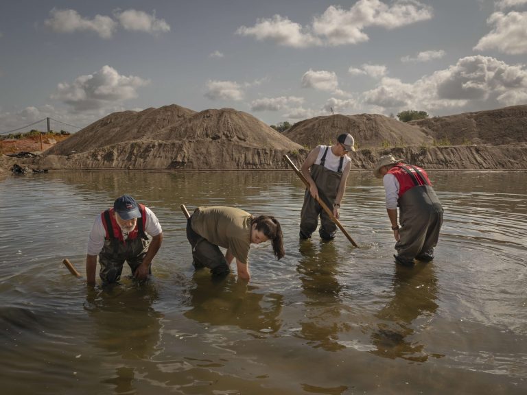 Les Autres Possibles et Liger lancent un projet de voyage archéologique en Loire.