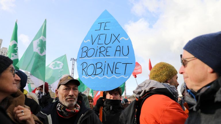 Plus de 2.000 manifestants à Rennes pour la préservation de l&rsquo;eau face à des enjeux environnementaux.