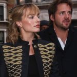 Margot Robbie adopte la veste officier, symbole de la tendance Indie Sleaze 2026.