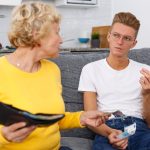Mes proches et moi : Laurence, 59 ans, « J’ai l’impression que mon fils est là pour mon argent »