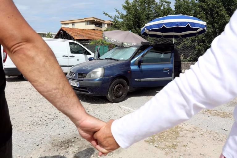 Antibes : une mère et son fils vivent sur un parking depuis quatre mois.