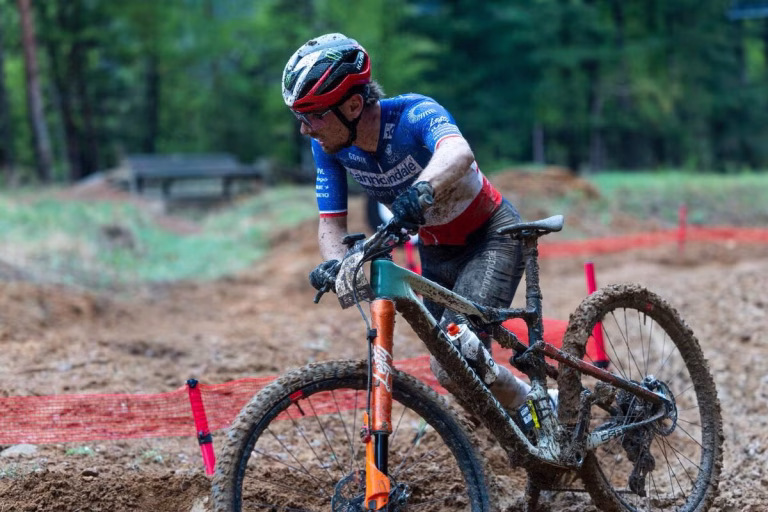 Les Azuréens Luca Martin et Loïc Bruni sur le podium de la première Coupe du monde de VTT