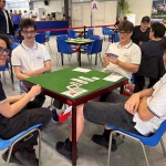 Des jeunes passionnés de bridge se réunissent au 76e Festival International sur la Côte d’Azur.