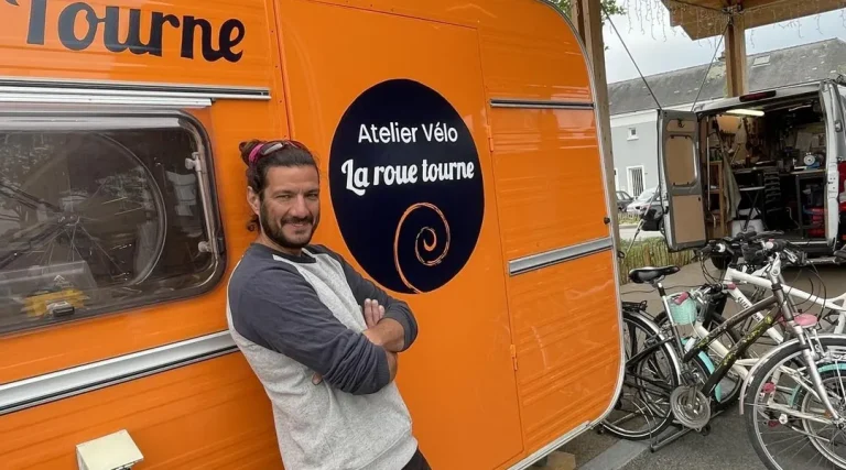 Un réparateur de vélos développe son activité sur les bords de la Loire avec une caravane.