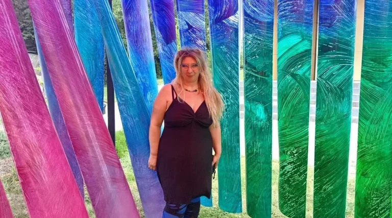 « Elsa Tomkowiak présente &lsquo;Décharge chromatique&rsquo; à Vern-sur-Seiche, une exposition innovante »