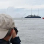 Le paquebot de luxe Orient Express Corinthian quitte Saint-Nazaire après une cérémonie d&rsquo;adieu.