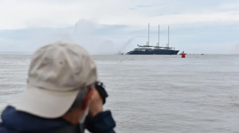 Le paquebot de luxe Orient Express Corinthian quitte Saint-Nazaire après une cérémonie d&rsquo;adieu.