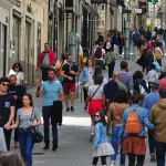 Le centre-ville de Nantes en fête avec les commerçants pour une journée commerciale.