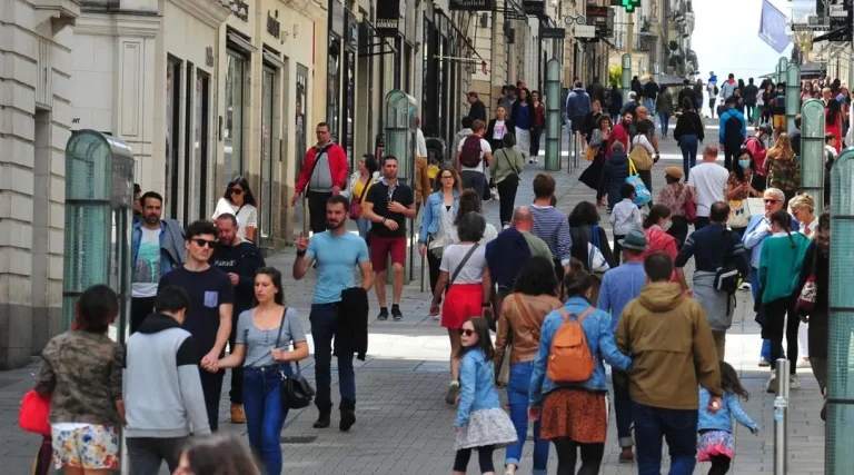 Le centre-ville de Nantes en fête avec les commerçants pour une journée commerciale.