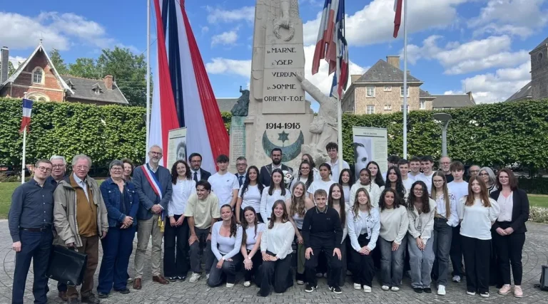 Deux juifs déportés honorés au Monument aux morts par des lycéens ornais, 80 ans après leur disparition