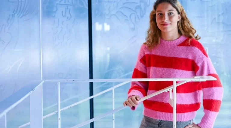 Clémence, championne de natation en eau glacée, nage sans combinaison à -0,5°C