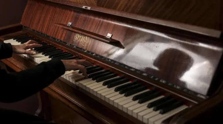 Un professeur de piano en Normandie accusé d&rsquo;abus sur plusieurs élèves selon une enquête.